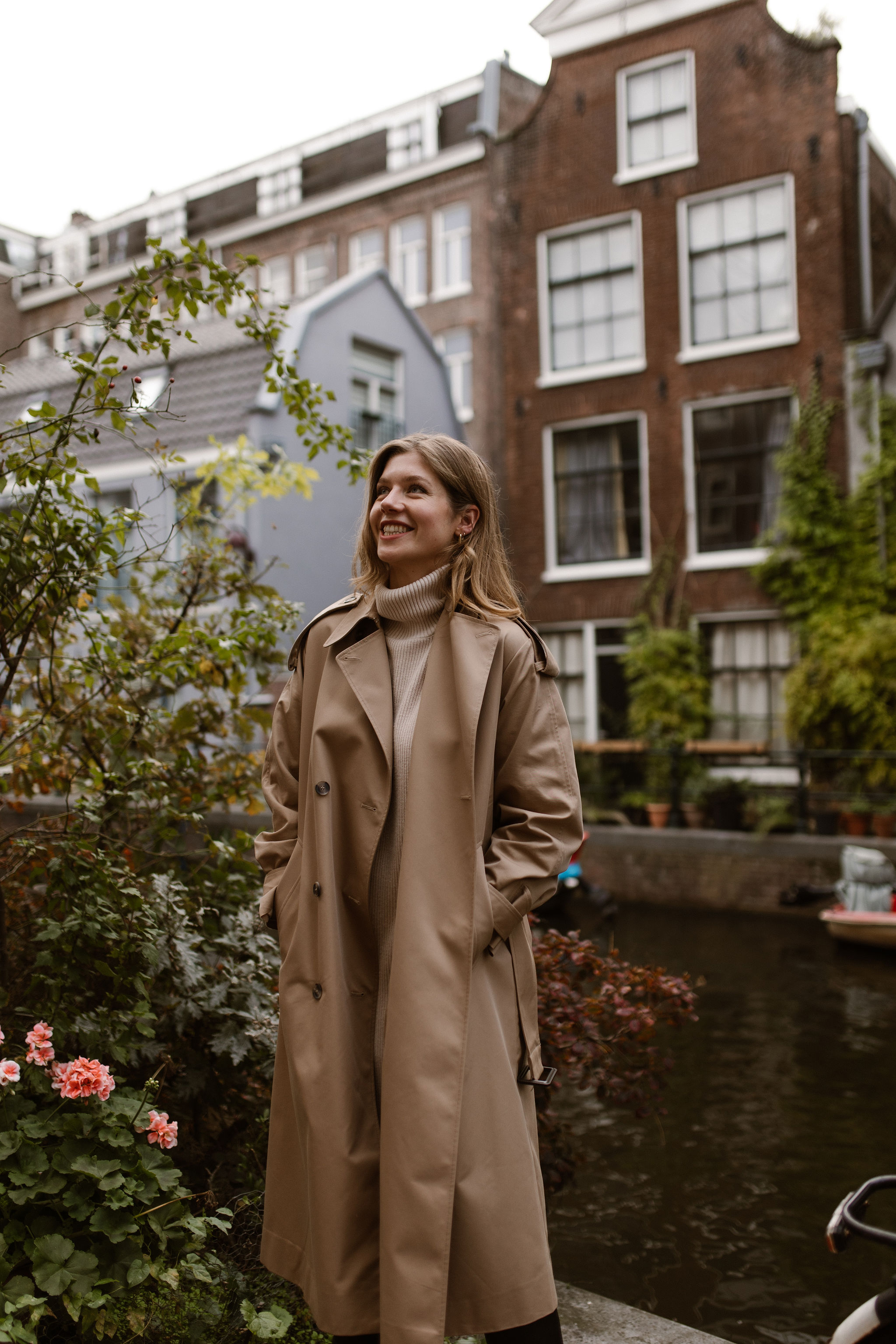 Amber Bloemendaal, coach in Amsterdam, aan een gracht