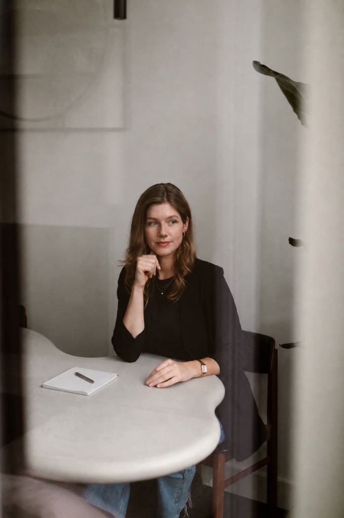 Amber Bloemendaal, coach in Amsterdam, in een rustig moment van reflectie